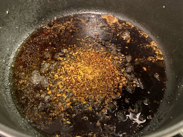 加入醬油、冰糖、油蔥酥炒一下