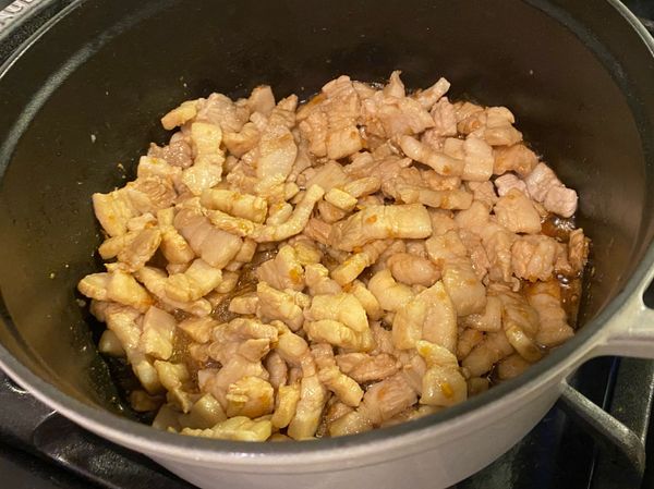 加入肉炒香

可加白胡椒鹽巴調味