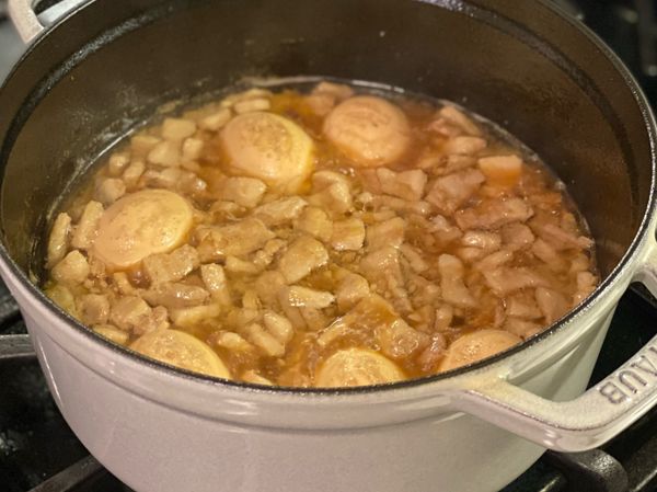 將撥好的蛋放進去一起滷

記得水蓋過食材即可

可以依個人喜好調味