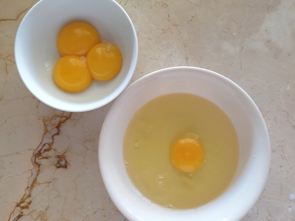 將蛋白蛋黃分開,放入一顆蛋黃到蛋白中。