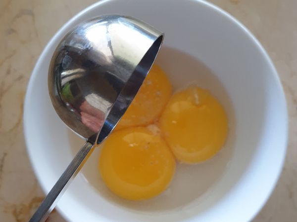 蛋黃中加1大匙米酒、少許白胡椒粉去腥,並且打散。先冰在冰箱備用以免變質。