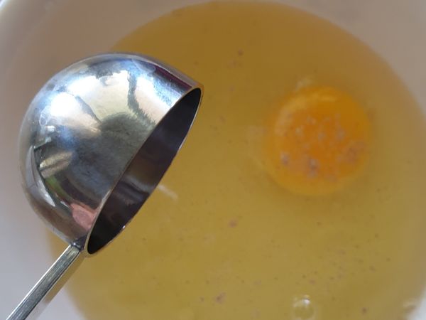 蛋白中加1大匙米酒、少許白胡椒粉去腥,並且打散。
👉因鹹蛋白已經有鹹度,所以我沒另外加鹽。