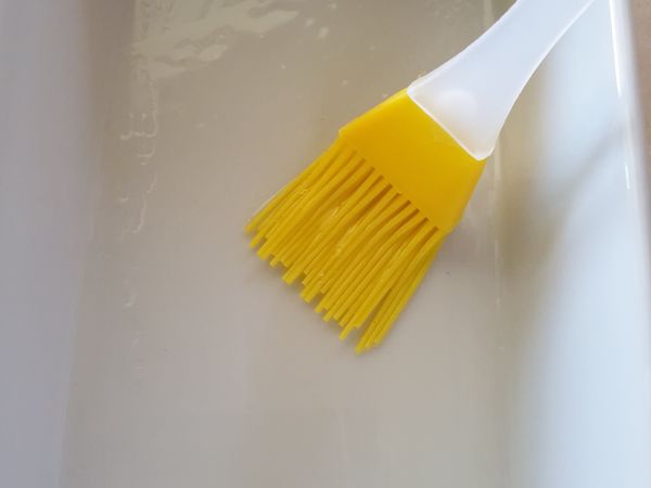 在容器內邊緣塗上一層薄薄的油,方便脫模。