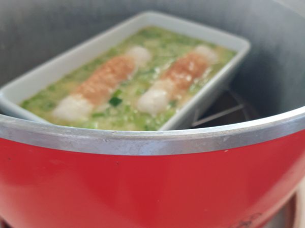 將蛋白液拿到電鍋蒸,外鍋放1杯水，拿一支筷子讓蓋子留一個縫隙，避免水蒸氣滴在表面造成凹凸不平的空洞。