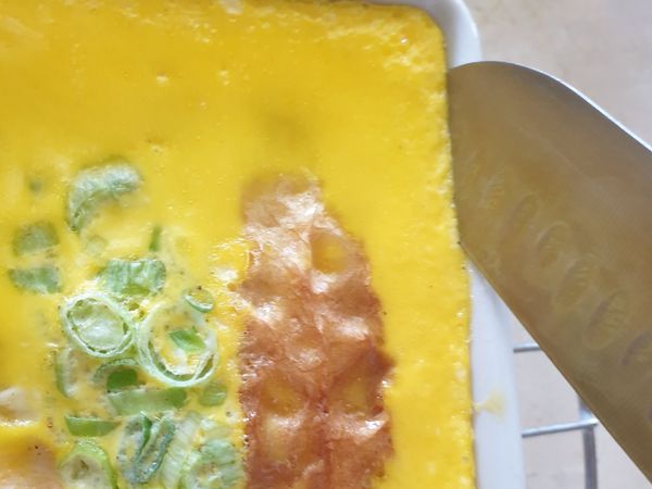 如要取出切塊的話,邊緣先用刀子劃過一遍方便脫模。