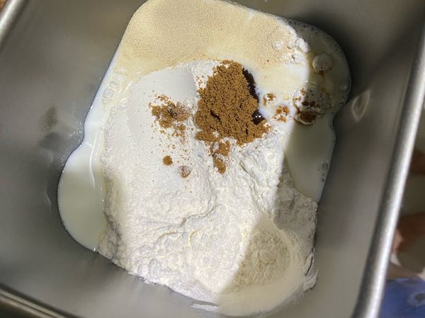 所有材料加入麵包機，揉麵15分鐘
（黑糖要過篩）