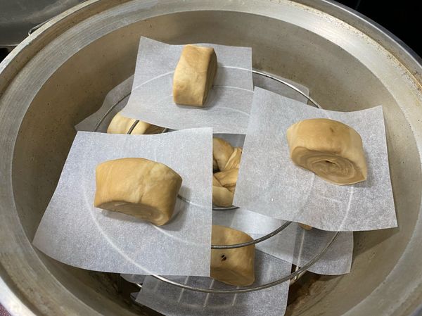 1.5杯水，放入電鍋，等待發酵45分鐘
插根筷子在鍋中留縫