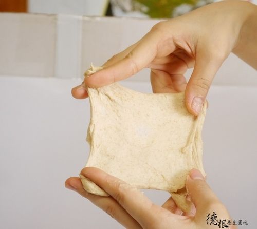 加入油用慢速攪入，在轉中速攪成可拉出稍具薄膜的麵糰