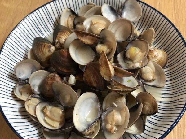 沒什麼時候步驟.就蒜頭稍微炒一下.加入蛤蜊.再加入胡椒鹽和黑胡椒.滾開即可