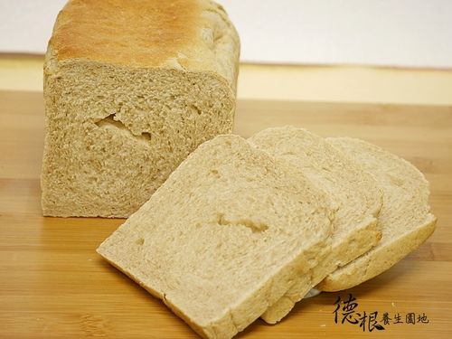 麵糰發製烤模9分滿的高度，放入已預熱的烤箱中，以上火190度，下火200度，烘烤約40-45分鐘，出爐後即刻脫模放不銹鋼網架上，待涼切片