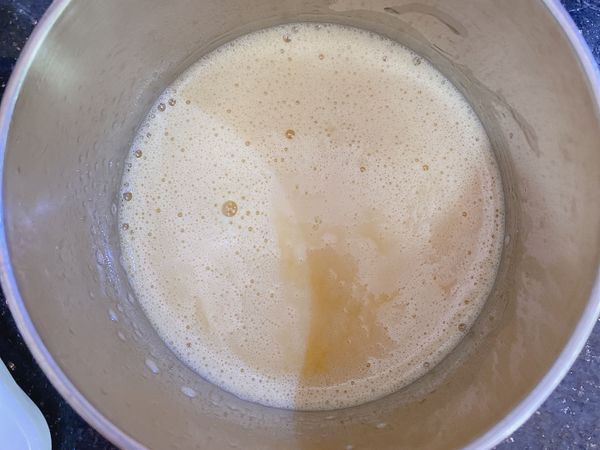 先將蛋和糖一起打發，攪拌均勻約 5 分鐘