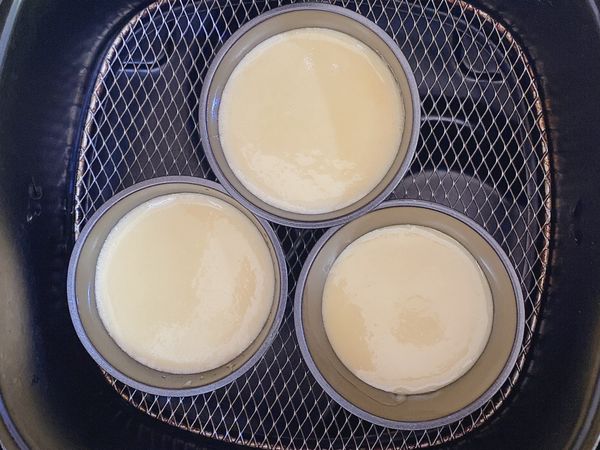 將攪拌均勻的食材，過篩後裝入容器裡，放進氣炸鍋