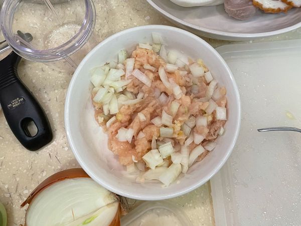 將雞肉和洋蔥(切塊)以1:1份量混合，可加大蒜調味，同時準備一鍋加一點水滾將高麗菜葉和青江葉(或任何手邊有的葉菜類)燙軟