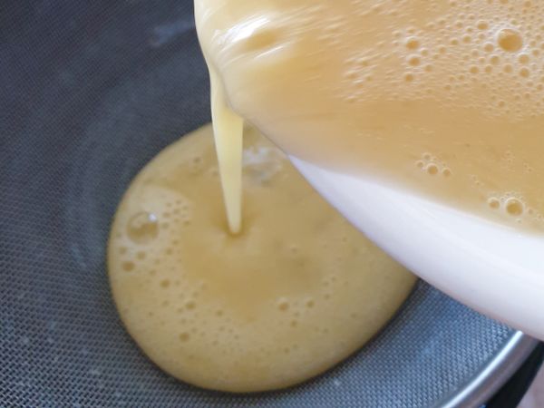 將打散的蛋白液過篩,可以消除泡泡，質地比較細緻。