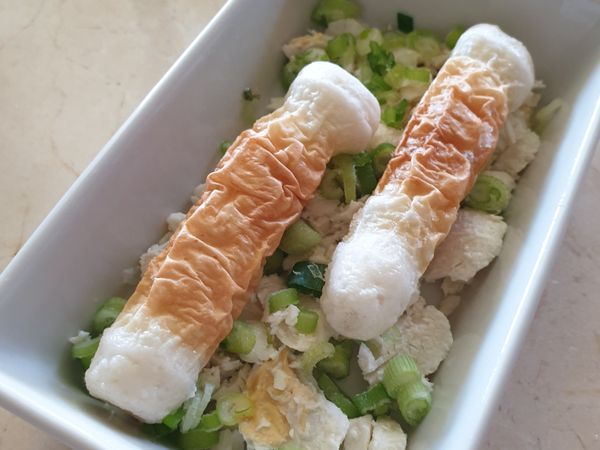 平均撒上鹹蛋白、蔥花,放入竹輪。