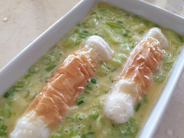 倒入過篩後的蛋白液。