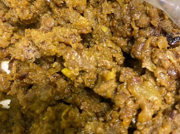 將洋蔥和紅蘿蔔切碎（亦可用調理機打成碎狀）。將絞肉與洋蔥紅蘿蔔碎與適量太白粉和麵包粉一起拌勻。下鍋，加入調味料拌炒熟後，置入冰箱稍微冷卻。