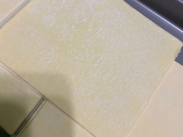 將酥皮稍微解凍放軟，打一顆蛋液備用。