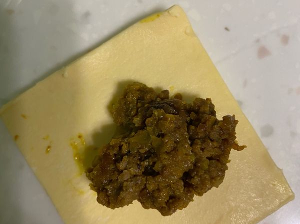 將酥皮切成四等分，包容適量餡料。