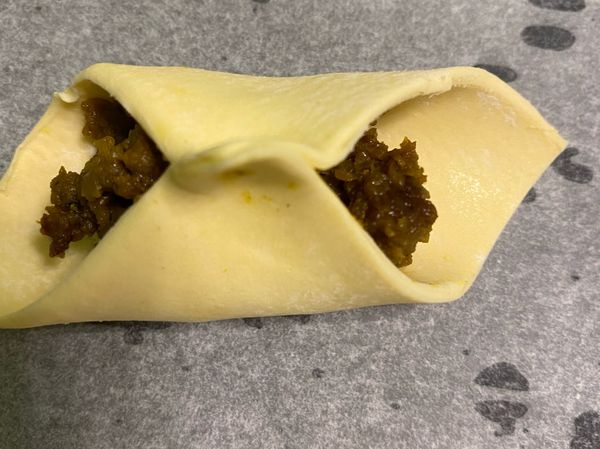 收口，可以稍微拉捏一下酥皮，將邊邊捏牢。