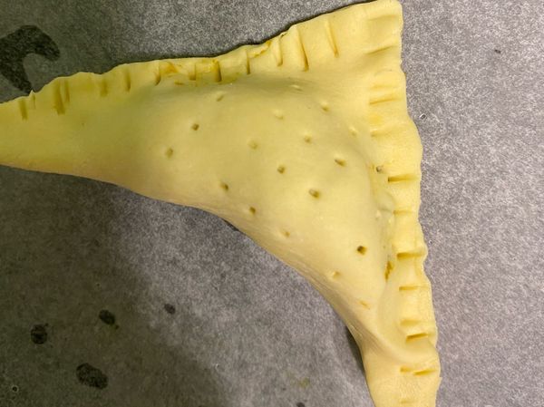 捏緊後用水果叉壓出花紋，並在表面稍微戳洞，防止在烤的時候裂開唷！