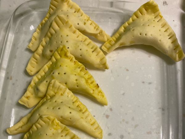 全部包好後就能均勻地為它們刷上金黃色的蛋液囉！可視個人喜好灑上適量黑芝麻點綴！