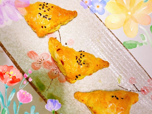 送入預熱好的烤箱，180度，40min。
金黃香酥的咖喱餃美味上桌！