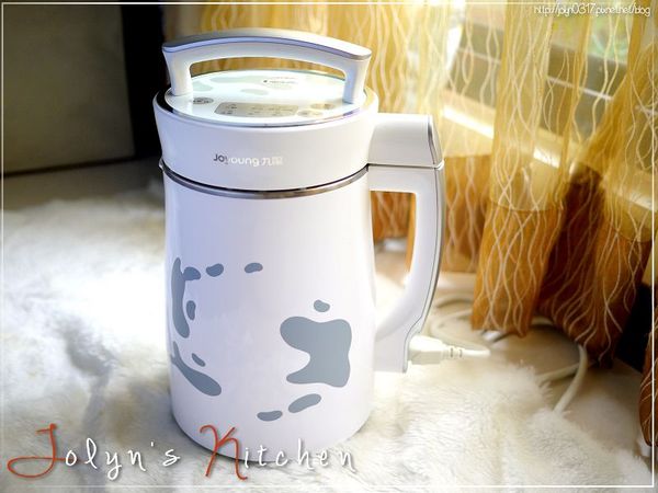 將4杯量杯的蘋果丁(1公分)、檸檬汁、白砂糖、水倒入機身中