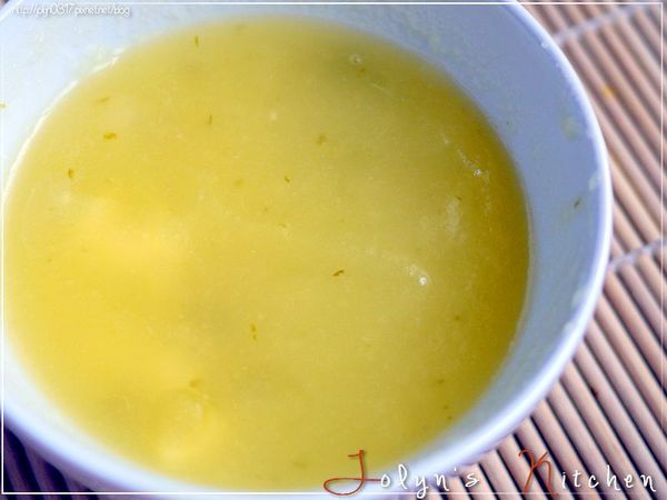 加入(熱水+吉利丁粉)再加入果醬拌勻，會讓果醬較黏稠，也可不加