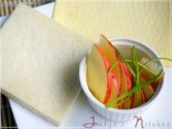 準備蘋果片、檸檬絲、土司、起酥片