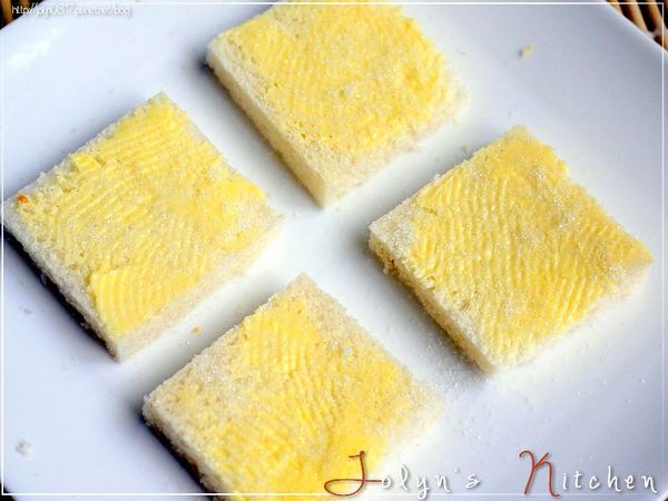 土司塗上奶油、撒上白砂糖入烤箱