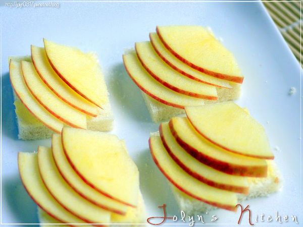 加上蘋果片後，再撒上一層白砂糖