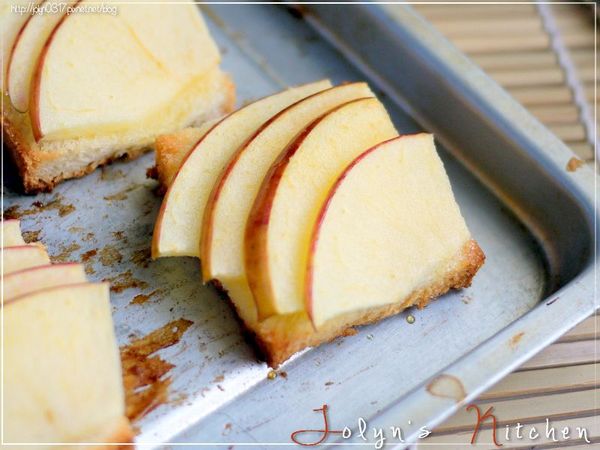 再將烤好的蘋果土司置在起酥片上