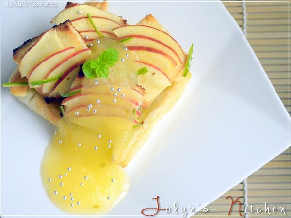 淋上蘋果醬，加上薄荷葉，撒上裝飾食用銀球即可食用