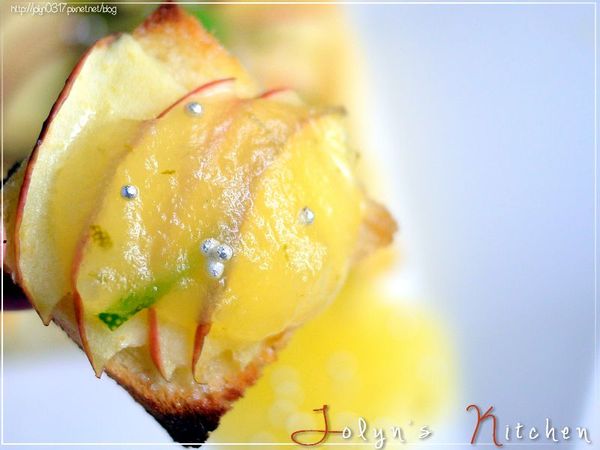 可以將土司塊沾附好吃的蘋果醬，酸甜香氣中還有檸檬皮香氣。。。特別的順口唷～