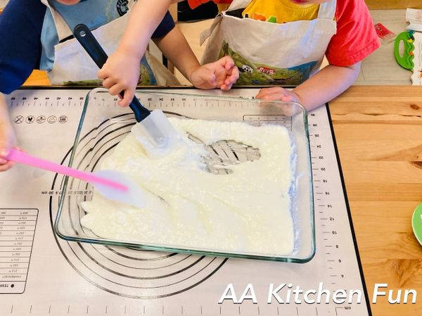 優格倒入平盤鋪平後厚度約0.5公分