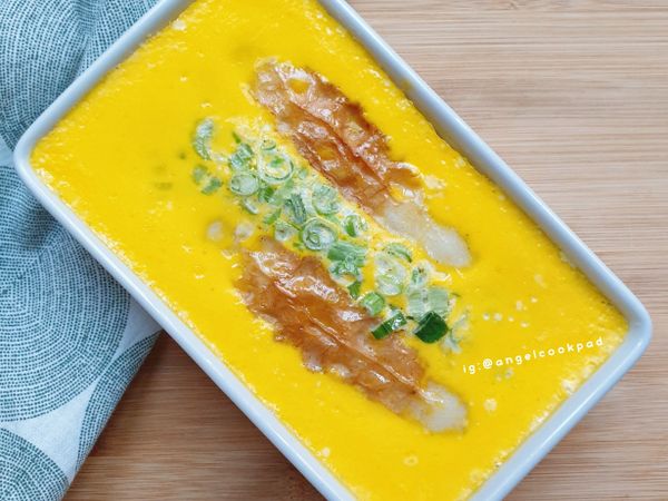 蒸好取出電鍋，在蒸蛋表面上刷上一層薄薄的油顏色會變得很漂亮喔!