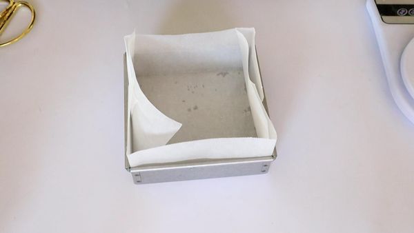 烤箱預熱170度
方形烤模鋪好烘焙紙