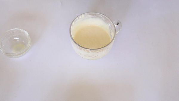 將A的蛋白、豆漿、沙拉油混和再加入低筋麵粉和鹽拌勻