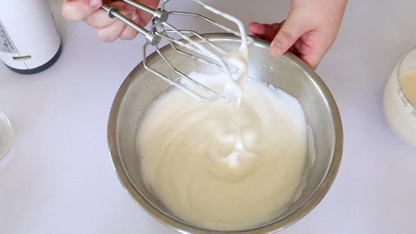 將B的蛋白分2-3次加入糖打到濕性發泡(打蛋器拿起時有小彎鉤)