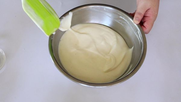 將1/3的蛋白霜加入蛋白糊中拌勻
再倒回蛋白霜中用刮刀由下往上拌勻
倒入烤模中 敲幾下震出氣泡