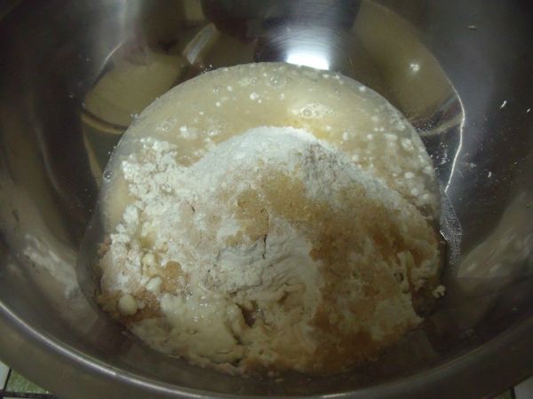 將麵粉,水,酵母,油,糖放入盆中,攪拌成糰。