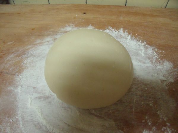 放至桌上搓揉成光滑麵糰,鬆弛2分鐘(鬆弛的時間全看溫度的變化,太長的時間會讓麵糰產生氣泡)。