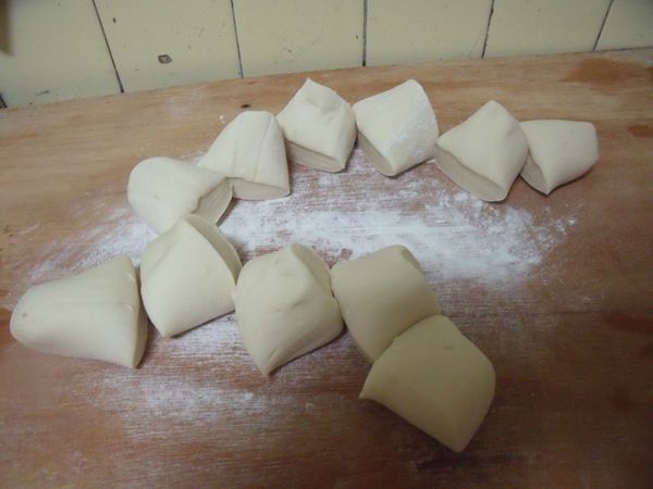 揉成長柱狀,切成劑子。