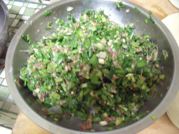 絞肉先用塩用同一方向攪拌出筋性後,再加其它的[醃料]拌勻,放入冰箱冷藏,韭菜切好瀝乾水份,要包時再加入,這時再加一大匙的香油拌勻。