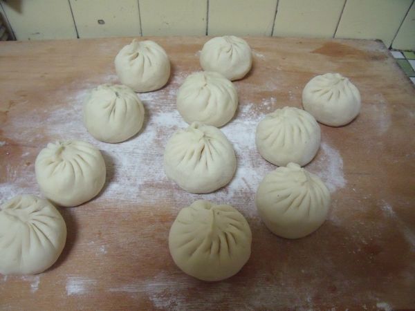 包入饀料後鬆弛10分鐘。(溫度愈高,鬆弛的時間愈短,端看包子的膨漲程度。)