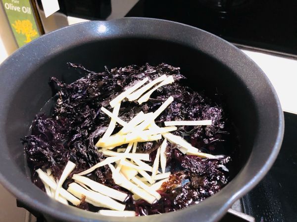 水、海帶芽、薑絲
全部丟進鍋裡大火煮滾