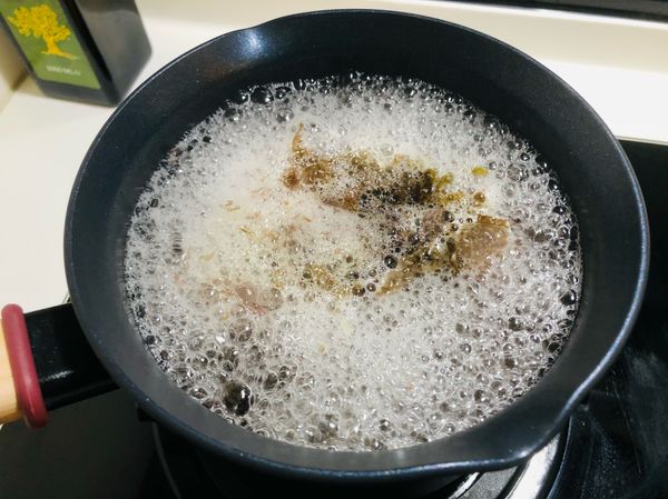 煮滾後 加入調味料 試喝一口
如果是你要的鹹度了
撒入蔥花  關火 起鍋