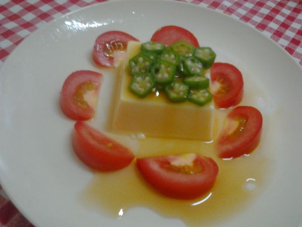 取出豆腐一塊放入盤中先淋上柴魚醬汁，再把切好的番茄攞在豆腐旁成圓形，中間攞上已燙好初好小片的秋葵放入豆腐上。