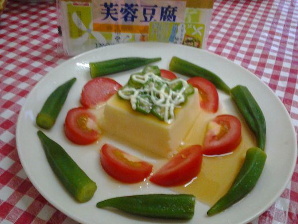 秋葵先洗淨燙好備用，取一支灱片，其餘的攞盤，燙的時候放一點鹽巴吃的時候比較有味道。